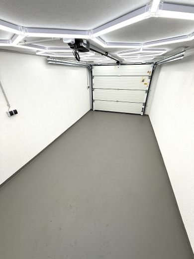 Frisch renovierte 3-Zimmer-Wohnung mit Südbalkon, Garage & Top-Potenzial – Garage innen