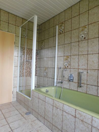 Bad m. Dusche und Badewanne