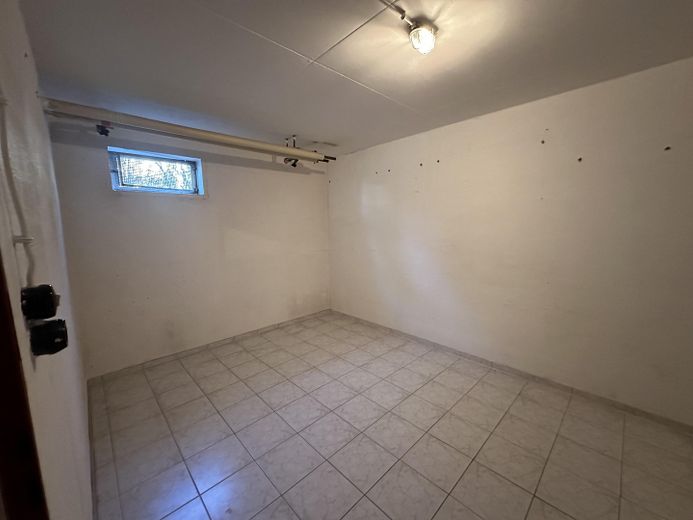 Modernisierte 3-Zimmer-Wohnung mit Einbauküche, Balkon & Blick ins Grüne – Keller