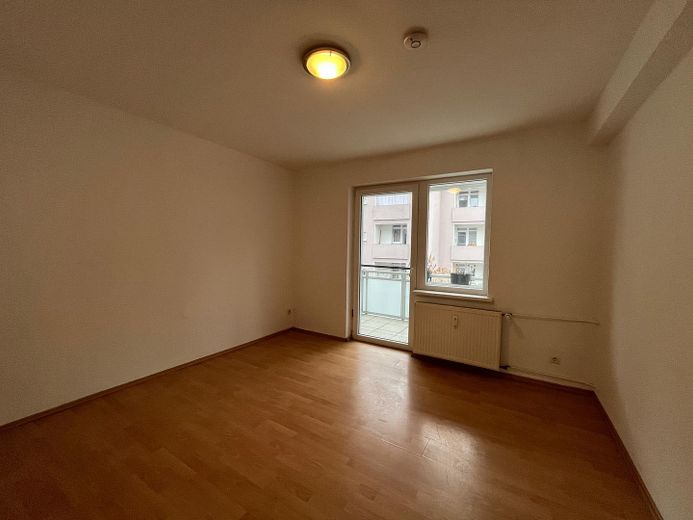 Zimmer 2 mit Zugang zum Balkon