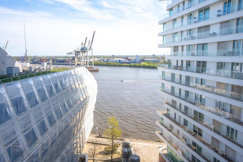 Designwohnung im Marco Polo Tower – mit Blick auf das Wendebecken des Hafens – Übergang Wohn-/ Schlafbereich