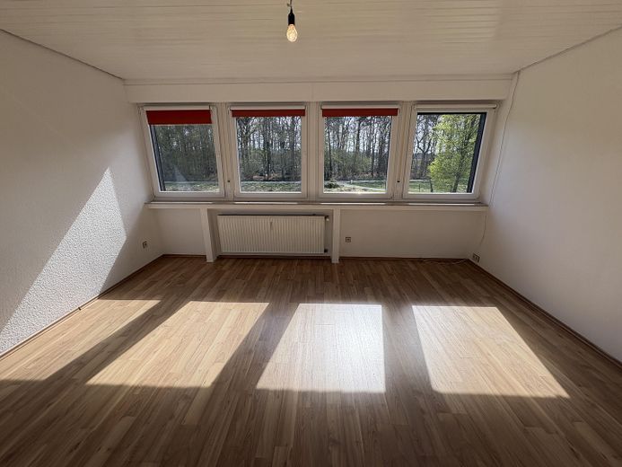 Exklusives Wohnen mit Garten, Neubezug n.Renovierung mit 2 großzügigen Balkonen – Schlafzi.m.gr.Fensterfront