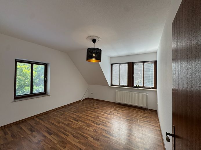 Von Privat, 2 ZKB + offenes Studio, Abst.-R., EBK, Waschtrockner, 1. OG, Carport mit AR, Terrasse – Wohnzimmer