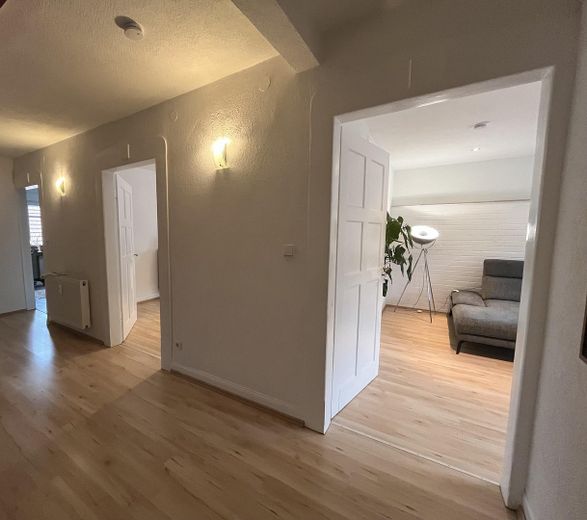 Sehr großzügige u. helle 3-Zimmer-Wohnung mit Balkon und Garten - modern renoviert mit Glasfaser – Diele