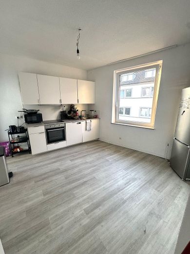4er WG sucht Dich- 1- Zimmer in Wohngemeinschaft frei - zentrale Lage mit zwei Bädern – Gemeinschaftsküche