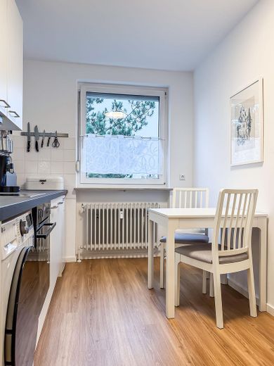 Mit sonnigem Balkon: Möbliertes Zimmer in großzügiger 2er WG – Küche - Bild b