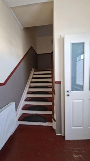 Haus-im-Haus-Gefühl: 6-Zimmer-Wohnung mit Dachterrasse & 600qm Privatgarten – Treppenhaus OG