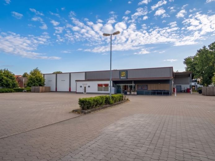 Solide bedrijfsinvestering met langdurig gebonden hoofdhuurder en moderne fotovoltaïsche installatie – Foto 1
