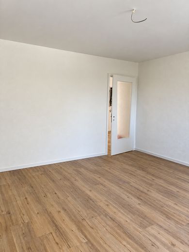Première occupation après rénovation complète : 2 pièces avec balcon, cuisine équipée et domotique – Zimmer 1 Gegenansicht