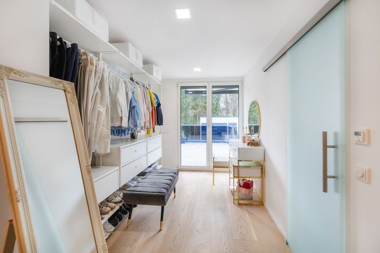 Urlaubsfeeling!!! TOP Modernes Familienhaus mit Garage, Pool und Badehaus in Breitscheid – Ankleide im Erdgeschoss