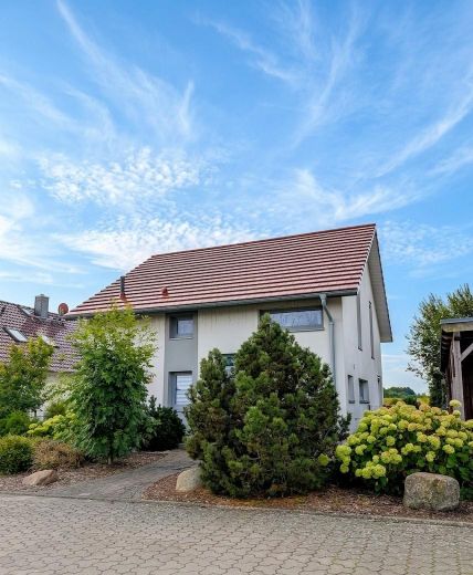Einfamilienhaus in Stadtrandsiedlung Greifswald: Bj. 2014 - Solarthermie & Carport – Provisionsfrei – Modernes Einfamilienhaus