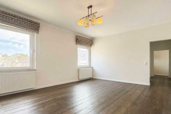 ¿Mudarse o alquilar? ¡Usted decide! Casa de 4 viviendas reformada cerca del centro de Bielefeld