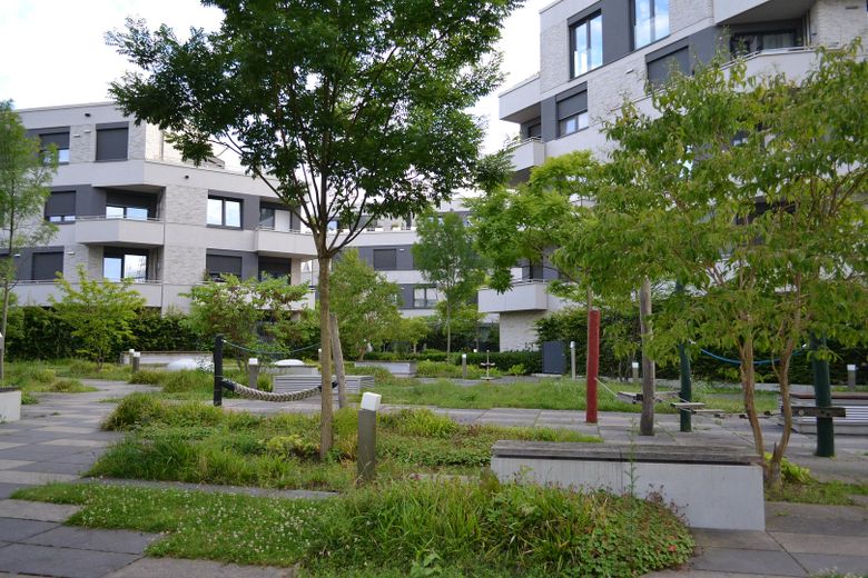 Beautiful 3-room apartment with a park view and plenty of sunlight in Riedberg, Frankfurt am Main – Innenhof