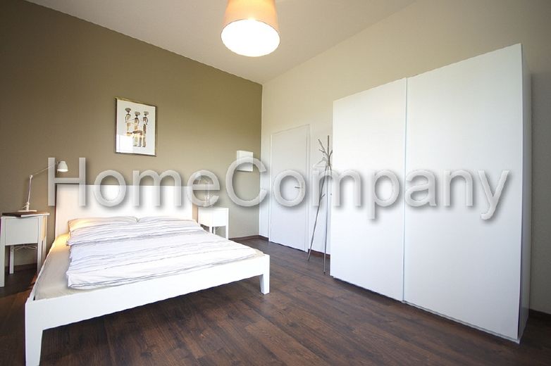 Modern and stylishly fitted apartment in a villa constructed pre-WWII, set in park-like grounds near to the Kemnader Stausee reservoir. – e35de4e714a16caa4f4748c00726d3d6661b0f1d.jpg