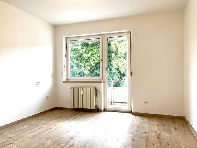 Gepflegte 3-Zimmer-Wohnung mit Balkon, Keller & Stellplatz – zentral in Freilassing – Wohnzimmer