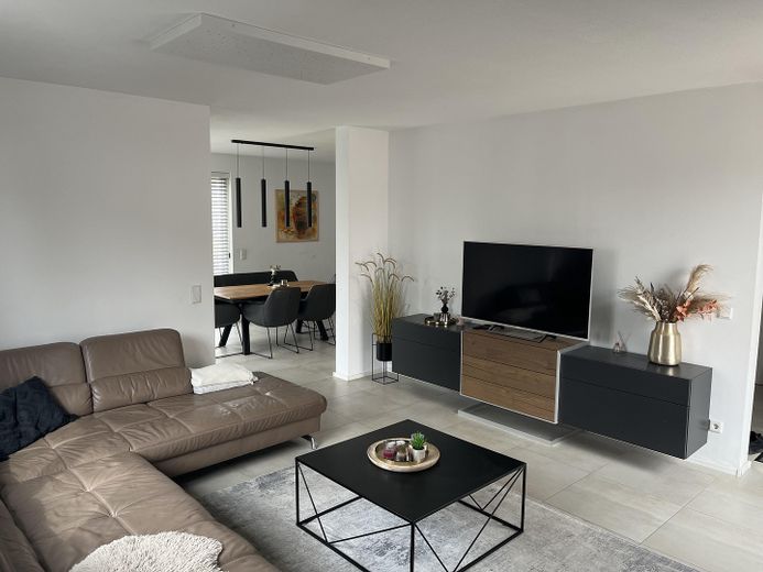 LU Melm | Modernes u. klimatisiertes Einfamilienhaus mit Pool & Garten – Wohnzimmer