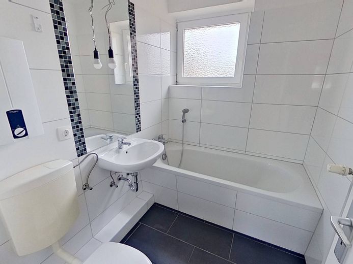 Gut geschnittene 1-Zimmer-Wohnung mit Balkon und Tageslichtbad – Badezimmer