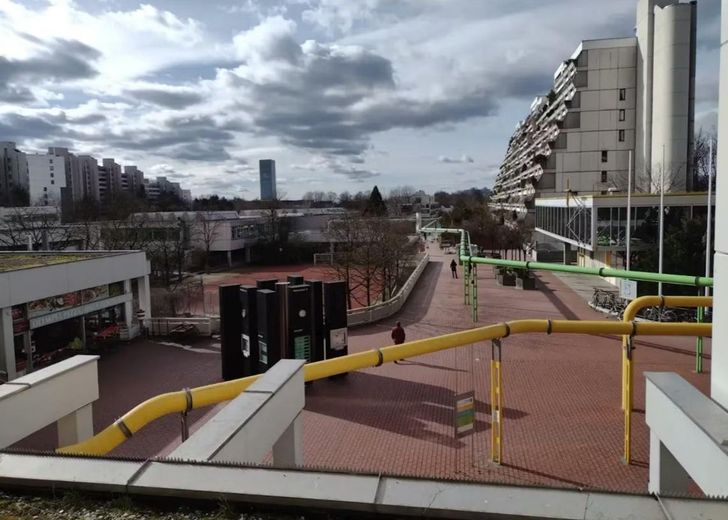 Geschmackvolle, renovierte & möblierte 2 Zi., Wohnung, großer Balkon in Olympia/MUC von Privat – Aussicht aus dem Balkon