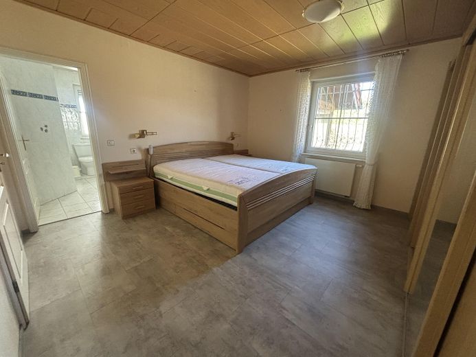 Einfamilienhaus auf großem Grundstück – Schlafzimmer mit Tür zum Bad