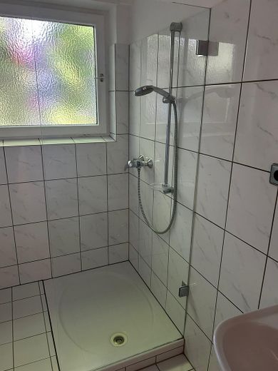 Bad: Dusche mit Echtglas