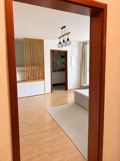 Helle 1-Zi. Wohnung mit großem Balkon gut vermietet und attraktiv gelegen in Großburgwedel – Wohn- und Schlafbereich