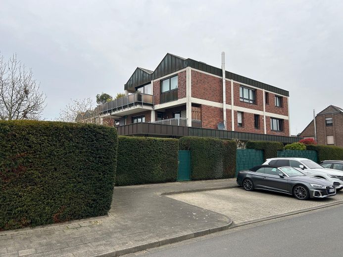 Besondere Kapitalanlage mit Eigennutzungsoption – Haus-im-Haus und fünf Mietwohnungen – Haus außen 1