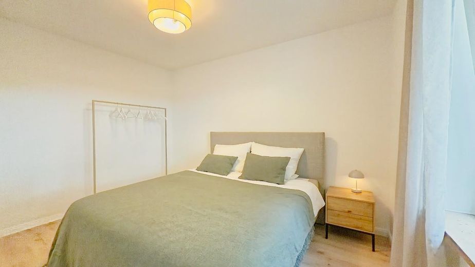 Apartamento de 2 habitaciones con balcón en Lokstedt – recién renovado, sin comisión de agencia por parte del propietario – Schlafzimmer