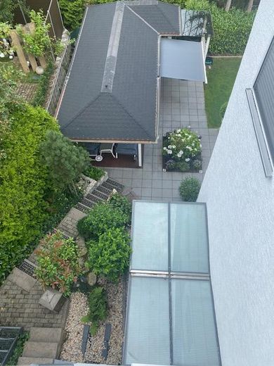 Saarbrücken! Luksusowy dom przy lesie, a jednak w mieście – spokojna, prestiżowa lokalizacja, wszechstronne możliwości wykorzystania – Gartentreppe zur Fertiggara   
