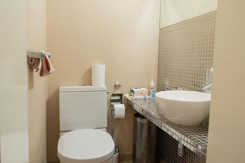 Sin comisión, venta directa del propietario: luminoso apartamento de 4,5 habitaciones con terraza cerca del lago Unterbacher See – Gäste WC