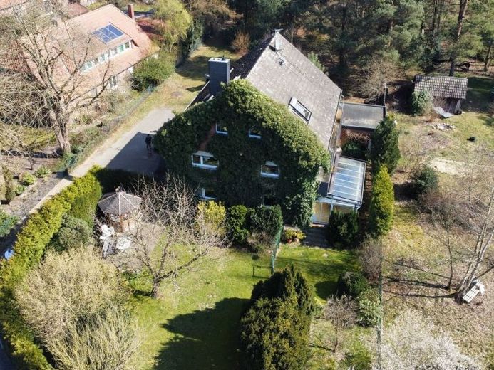Ampia casa plurifamiliare con tre unità abitative a Schneeren – Foto 1