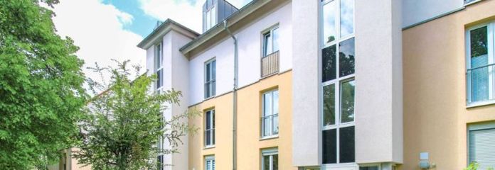 Bezugsfrei und barrierearm: 2-Zi.-WHG mit Terrasse und Tiefgaragenstellplatz