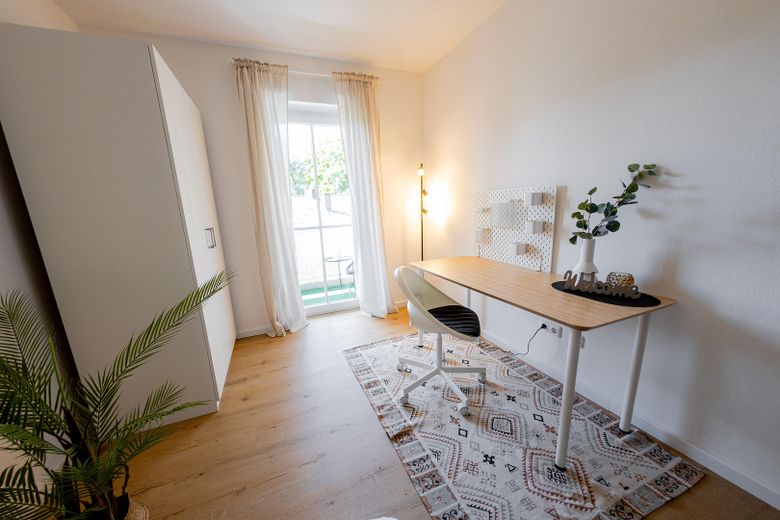 Schreibtisch und Schrank