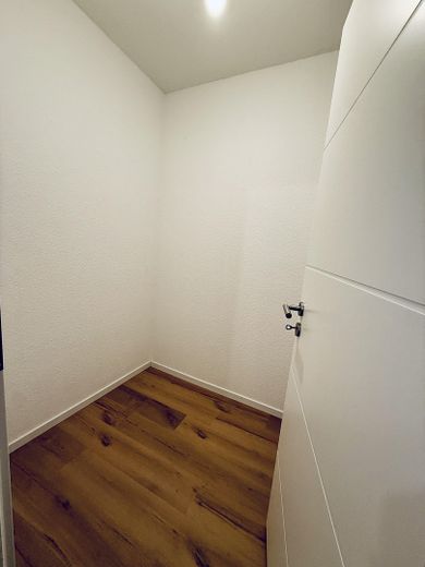 2,5 ZKBB, begane grond, gerenoveerd, nieuwe inbouwkeuken en badkamer – Abstellraum
