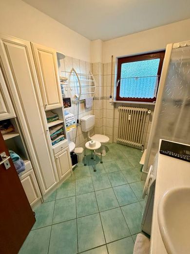 Zweifamilienhaus mit 2 sep. Wohneinheiten | Mögl. Anlageobjekt – Bad Wohnung OG