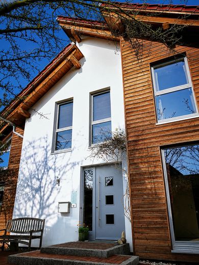 Світлий архітекторський будинок | 224 м² | 7 кімнат | A+ | Фотоелектрика та геотермальне опалення | без комісії – Giebelansicht Eingang