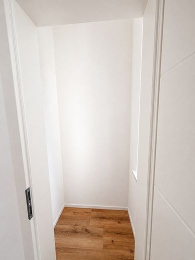 Kernsanierte 4-Zimmer-Wohnung mit moderner Einbauküche in zentraler Lage – Abstellkammer 