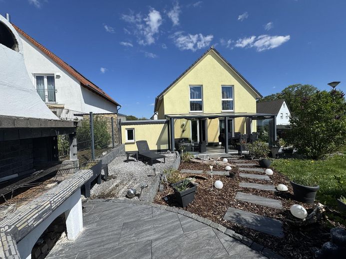 Hausansicht + Garten