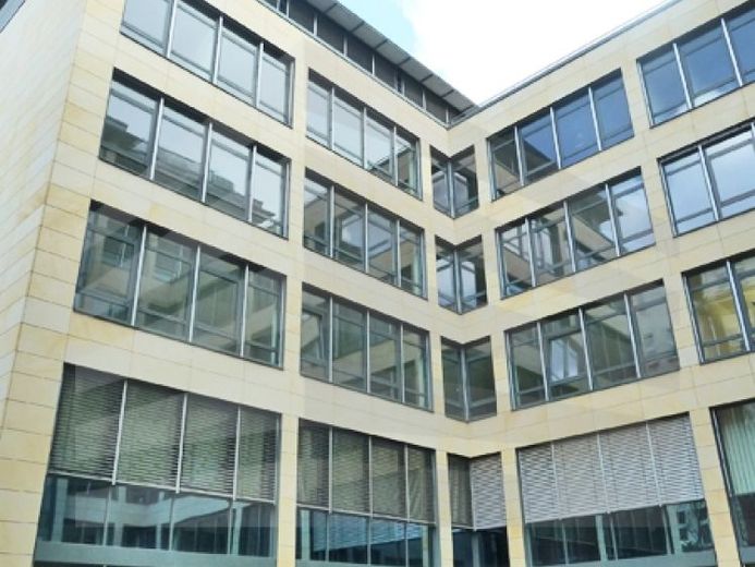 KLE!N - Komisyonsuz - Skyline manzaralı modern ofis binası – Fotoğraf 1