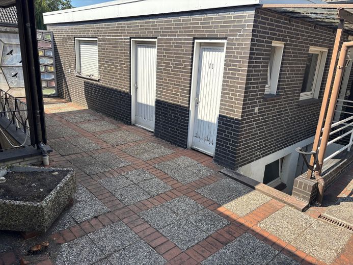 Bungalow mit großer Doppelgarage in ruhiger, zentraler Lage auf tollem Grundstück – Garage aussen mit Kellerabgang