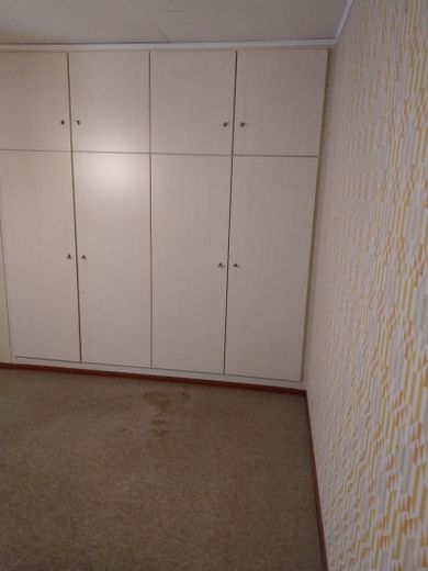 Vielseitig nutzbares Zweifamilienhaus mit unverbaubarer Aussicht – Einbauschränke im Arbeitszimme