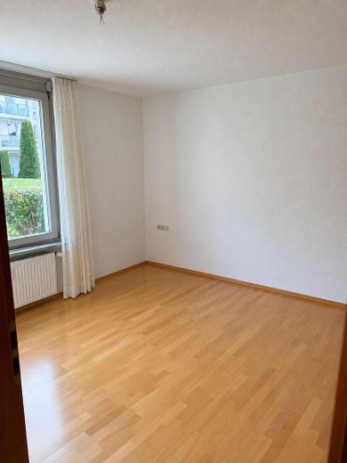 3-Zi-Gartenwohnung mit Terrasse und TG – ab sofort frei – Schlafzimmer Fenster aktuell