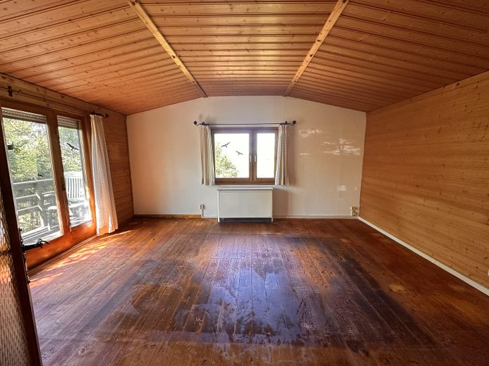 Wohnzimmer mit Holzfußboden