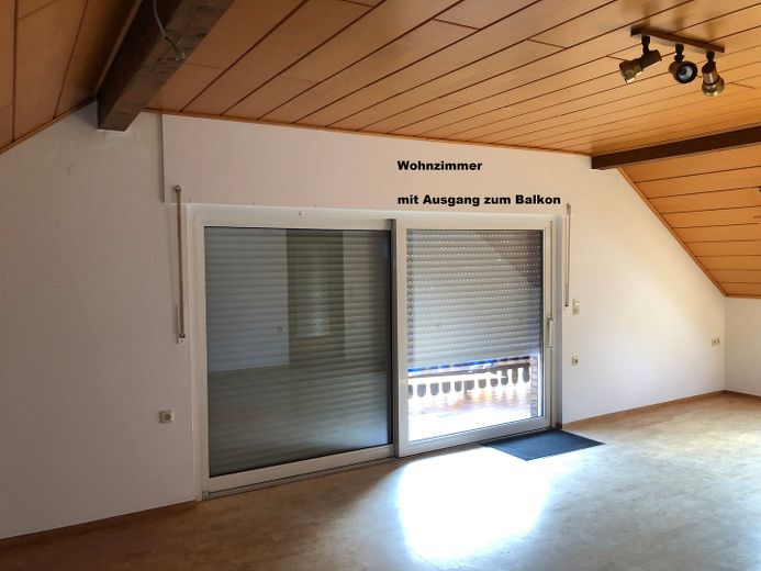 ruhige DG Wohnung mit Südb. in Wohnbereichstr. sucht langfristigen ruhigen Nichtraucher Mieter – Wohnz. mit Ausgang zum Balkon
