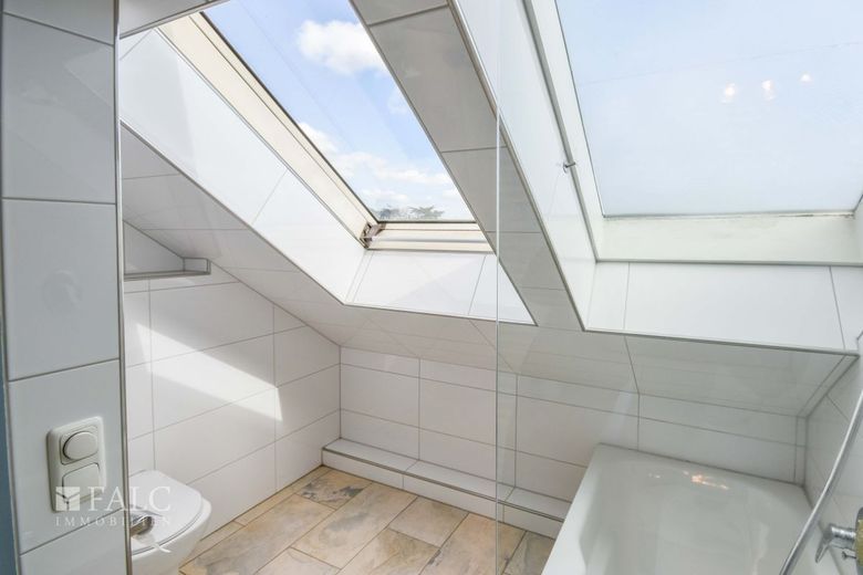 Stilvolle Maisonette mit Balkon, TG-Stellplatz &amp; Aufzug – Badezimmer