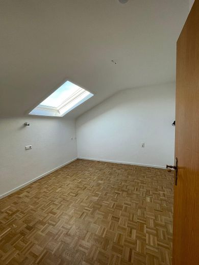 Familienfreundliches Reihenhaus mit schönem Garten – Schlafzimmer 2 im OG