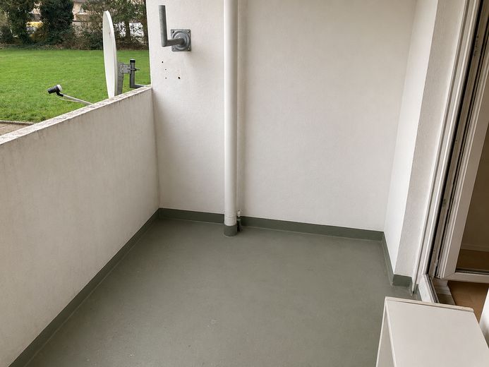 Vermietete Eigentumswohnung mit 13,2 % Bruttorendite | Balkon | 33,5 m² | Gladbeck – Balkon 2 (mit KI bearbeitet)