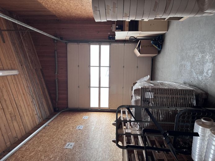 Hal met 300 m² en 6,50 m vrije hoogte, volledige warmte-isolatie – Verpackungslager