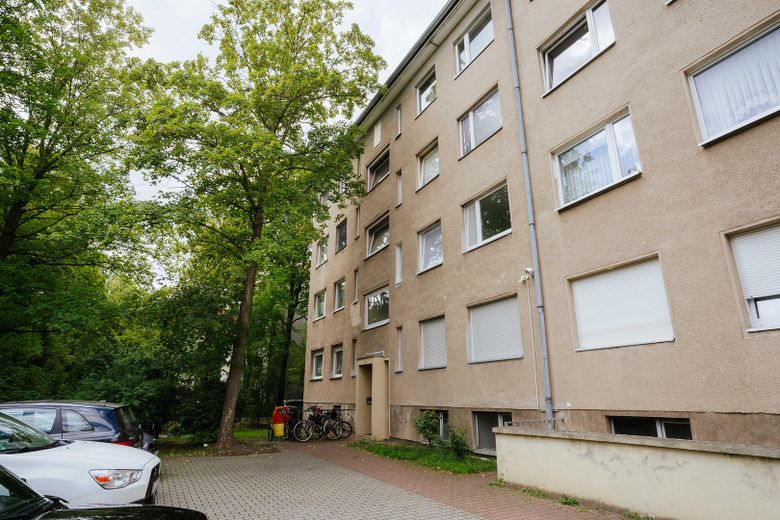 Yaklaşık 77,90 m² büyüklüğünde, hemen taşınılabilir 2,5 odalı daire; doğrudan sahibinden ve komisyonsuz – Parkplatz und Eingangsbereich