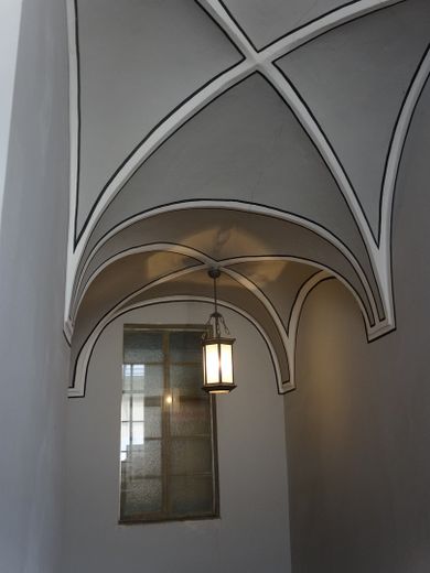 3 Zimmer mit anliegender überdachter Terrasse in der historischen Altstadt – historisches Treppenhaus