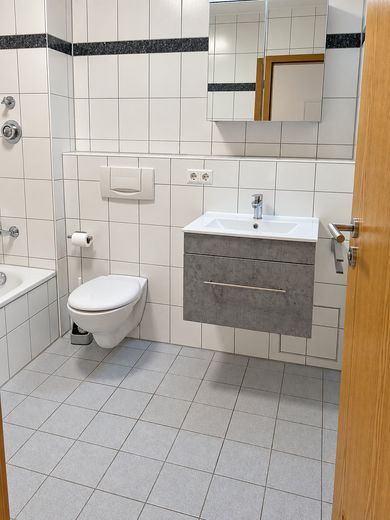 Licht 2-kamerappartement met inbouwkeuken, balkon en parkeerplaats in de ondergrondse garage – Bad 